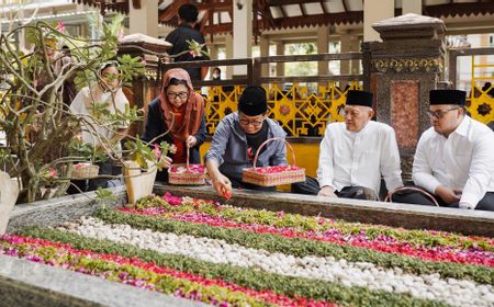 Libur Kampanye, Pramono Ziarah ke Makam Ayah-Ibu Hingga Gus Dur