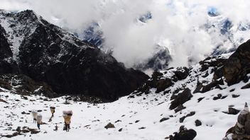 Salju dan Hujan Lebat Landa Himalaya, Ratusan Pendaki Sempat Terdampar di Everest