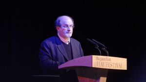  Tersangka Penikaman Salman Rushdie Mengaku Tidak Bersalah Atas Tuduhan Percobaan Pembunuhan