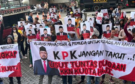 Bawa Berkas hingga Flashdisk, Massa Amalan Rakyat Laporkan Menag Yaqut ke KPK