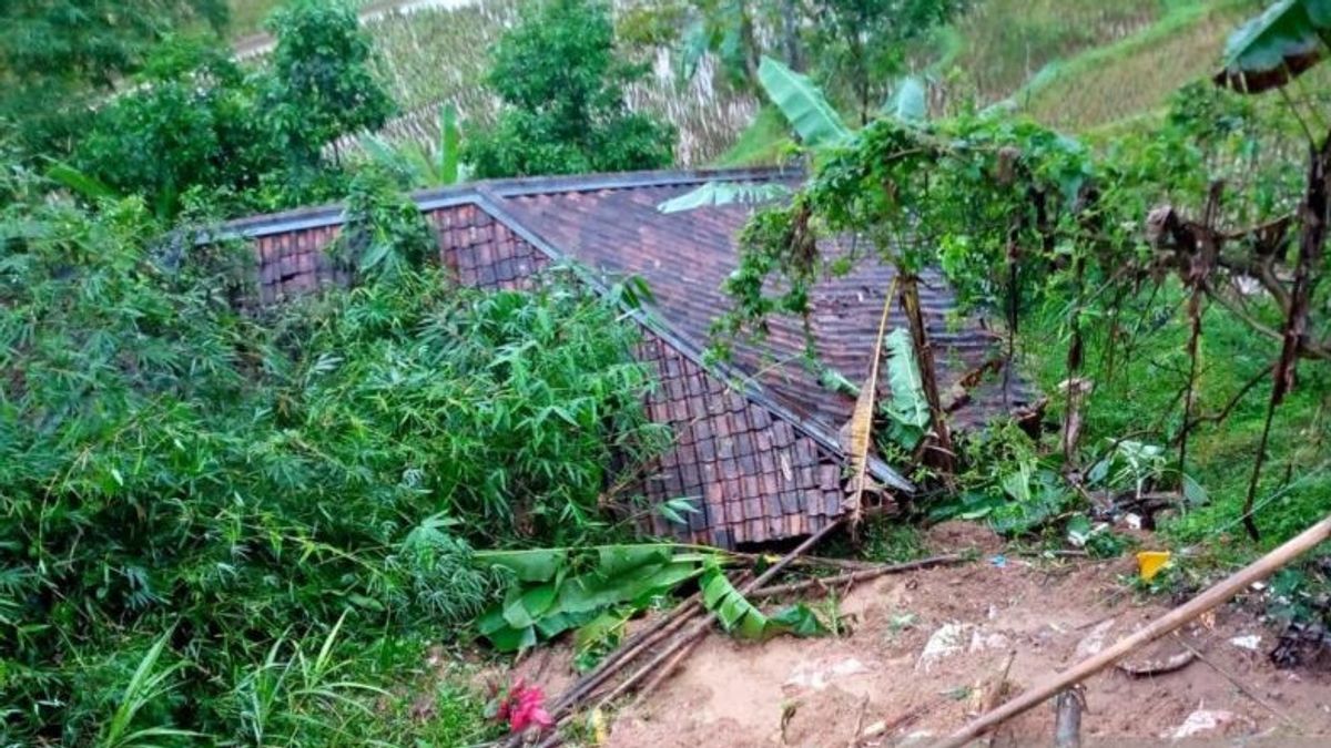    ワリンギンサリ・チアンジュールの地すべり、3軒の家屋が重傷