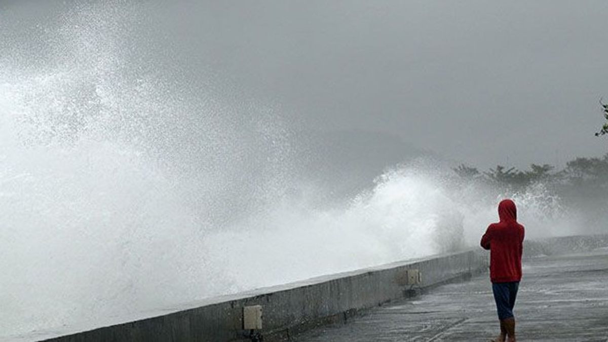 BMKG détecte l'impact de la graine du cyclone 93S, les eaux du sud exposées à des vagues de haute mer