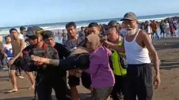 来自茂物市的游客在塔斯金马亚海滩救助孩子时死亡