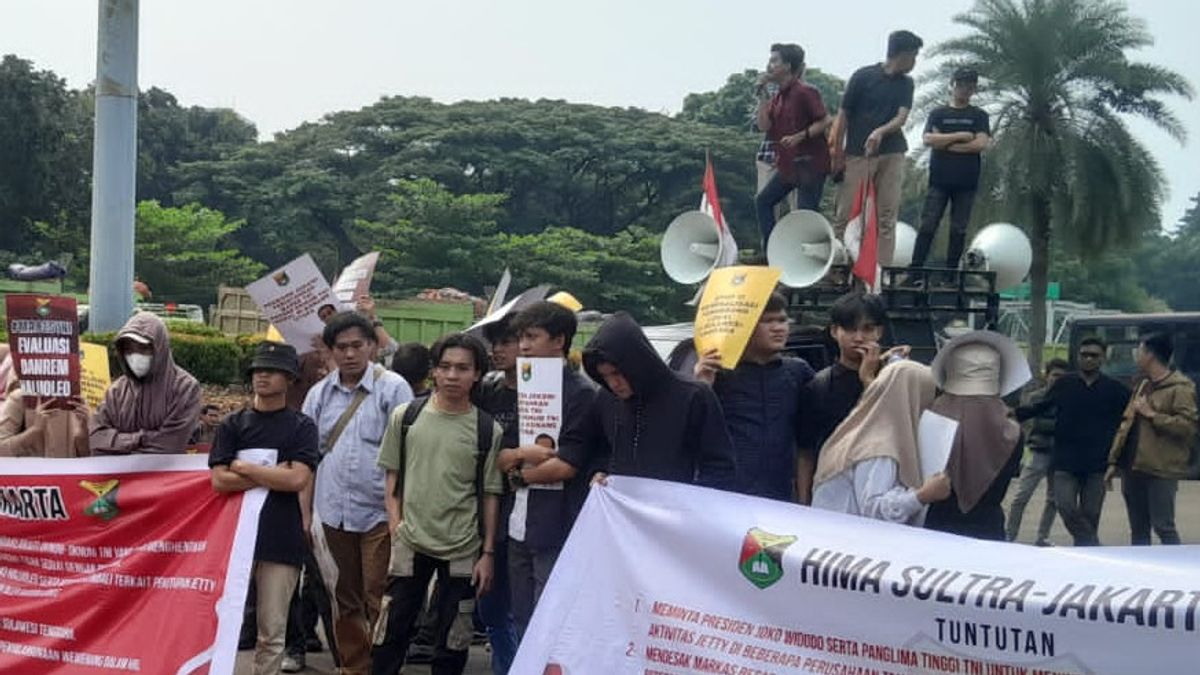 In Front Of The State Palace, Dozens Of Students Ask Jokowi And The TNI Commander To Overcome The Termination Of Mining And Jetty Operations In Southeast Sulawesi