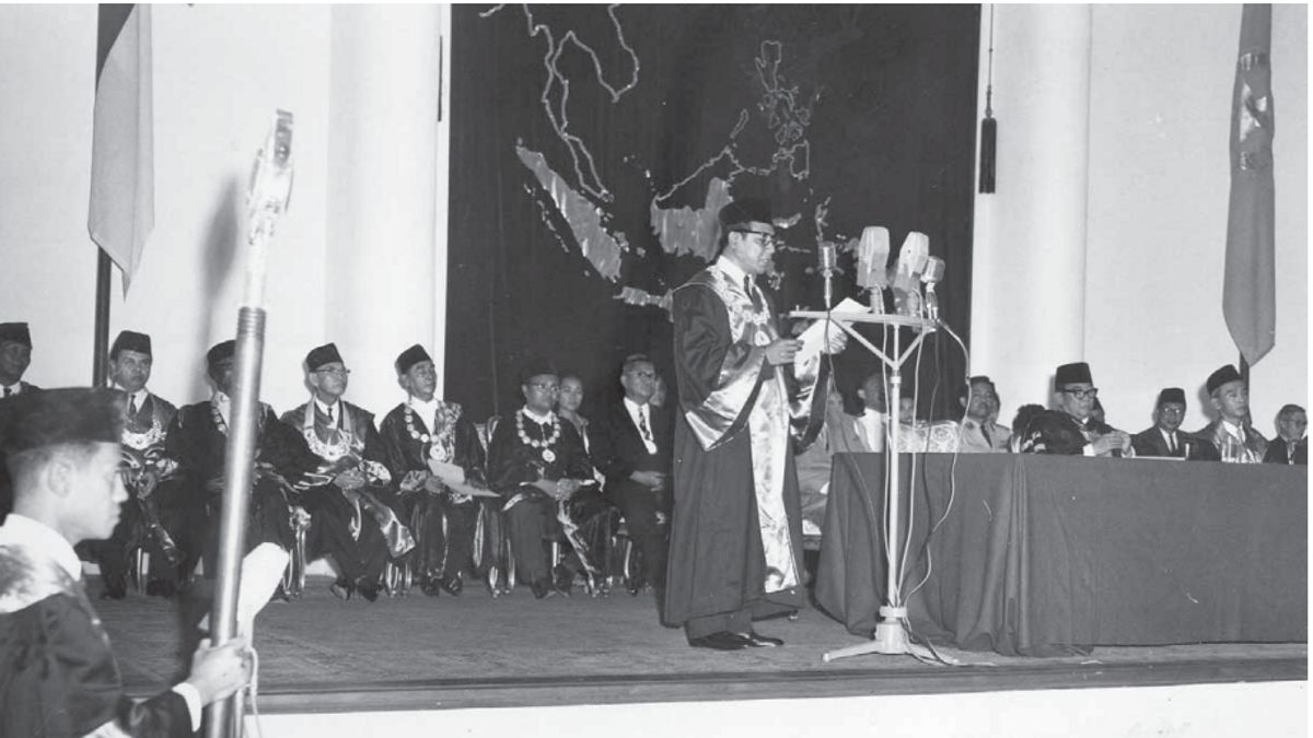 苏加诺总统在1964年12月2日被IAIN Syarif Hidayatullah授予雅加达历史荣誉博士学位