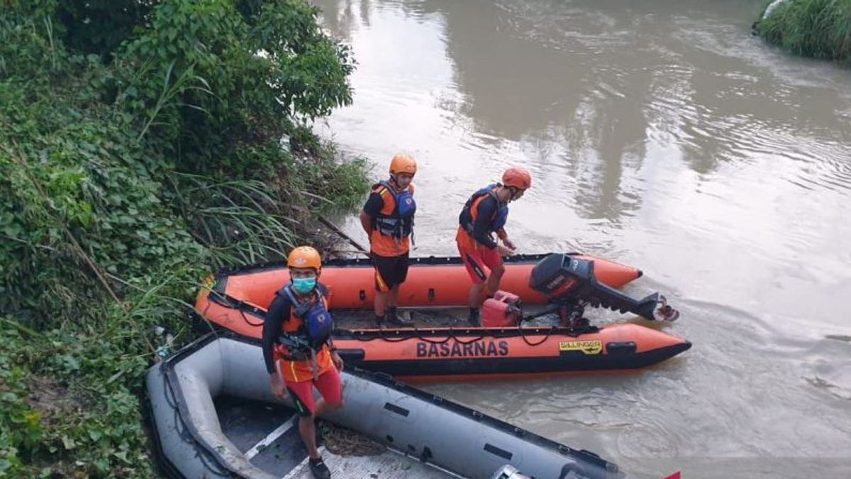 バタンメラオ川ジャンビで溺れている女の子を探す作戦の2日目、SARチームはインフレータブルボートを使用します