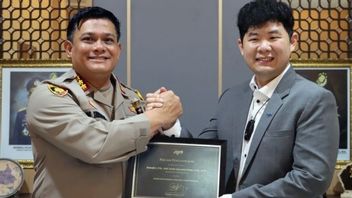 قائد الشرطة الإقليمية، جبران راكابومنغ، يستقبل شخصية حارس التسامح المنفرد