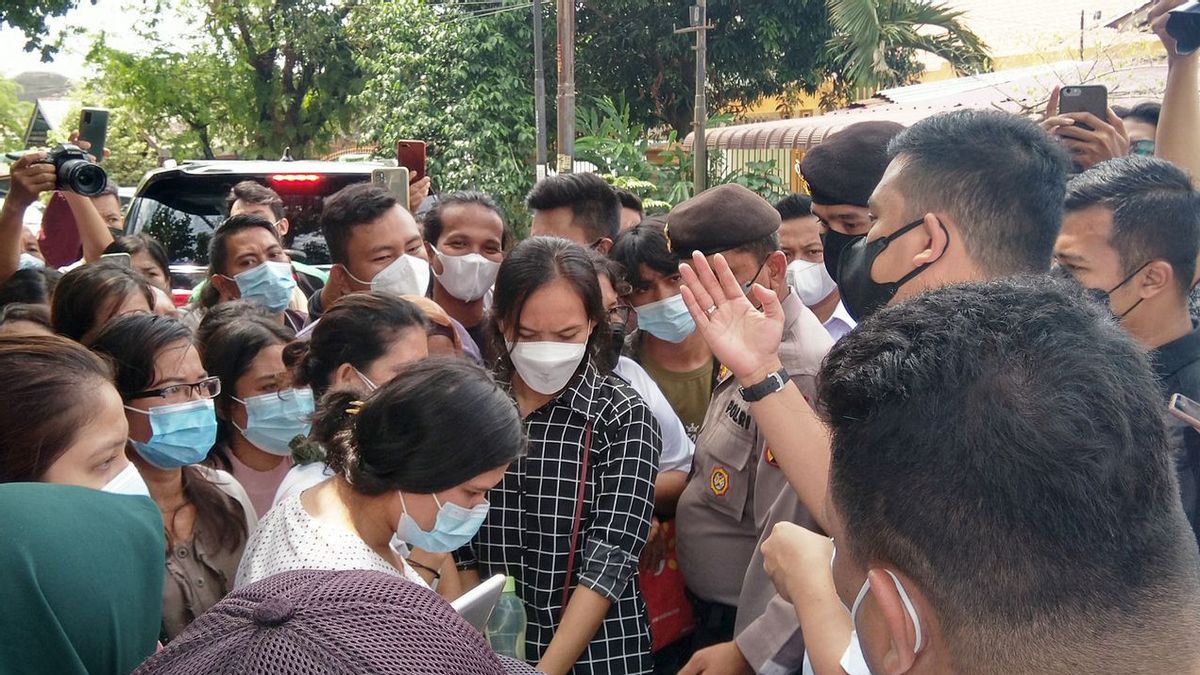 Bobby Nasution ‘Digeruduk’ Warga: Kami Mau Vaksin Tapi tak Bisa Pak