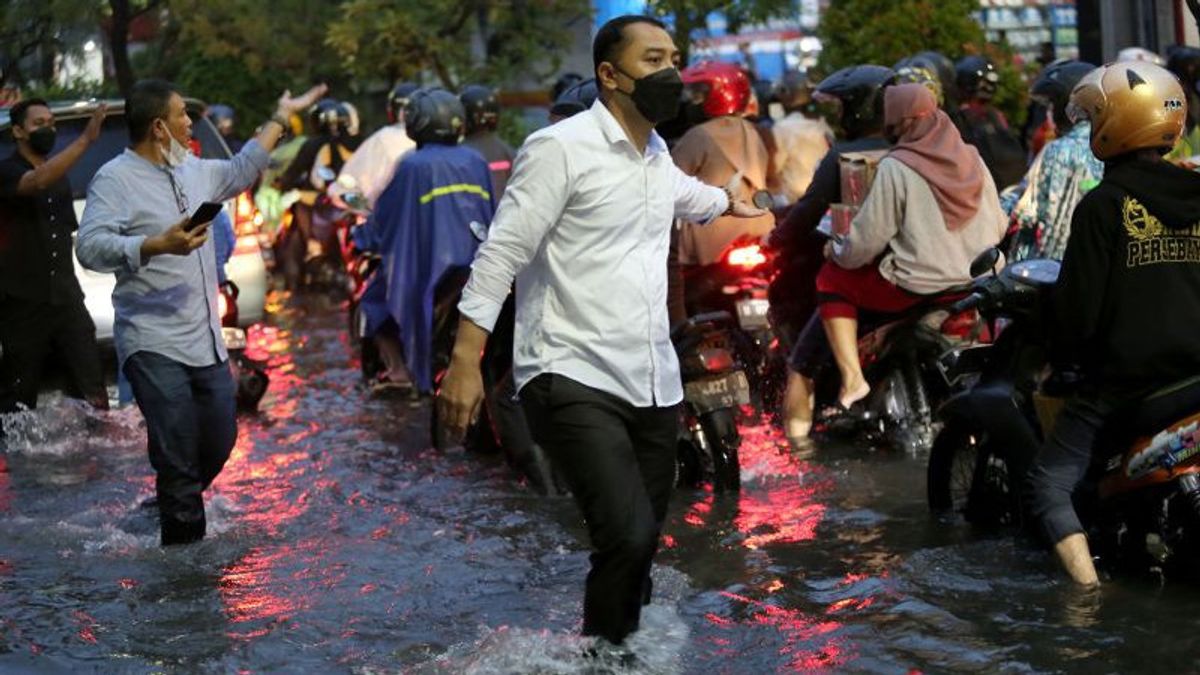 Mayor Eri Cahyadi Apologizes For Flooding In Surabaya, Citizens And Legislators Praise: God Willing, Sir