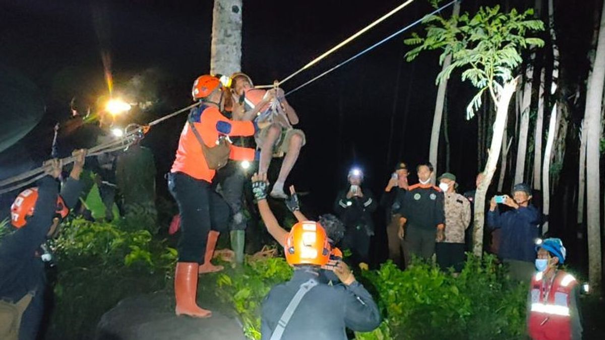 Early Morning, Two Grandfathers Trapped In Semeru's Cold Lava Flood Successfully Evacuated