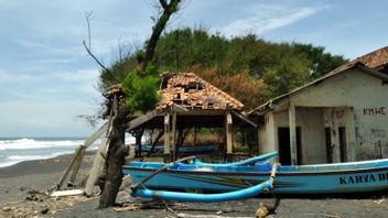 Wave Reaches 4 Meters, Kulon Progo Fishermen Are Not Go To Sea