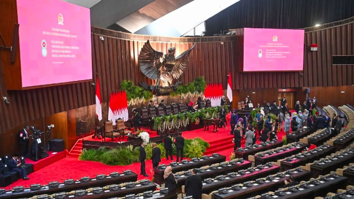 Arriving At The Nusantara Building, Gibran Rakabuming Wears A Black Jas And Kopiah