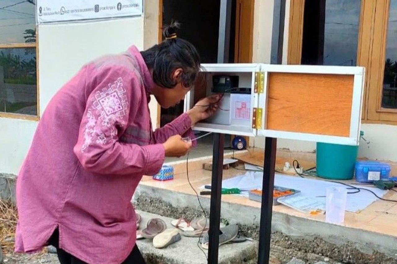 新学年、中央スラウェシの高校生は地震現象の小道具のレッスンを受ける  