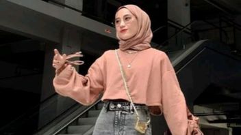 Tampil <i>Stylish</i> Tapi Tetap Sopan, Ini 5 Inspirasi <i>Mix and Match Crop Top</i> Hijab