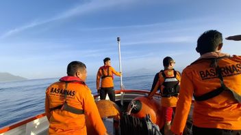 SARチームは南ハルメーラ海域で2人の漁師を捜索しました