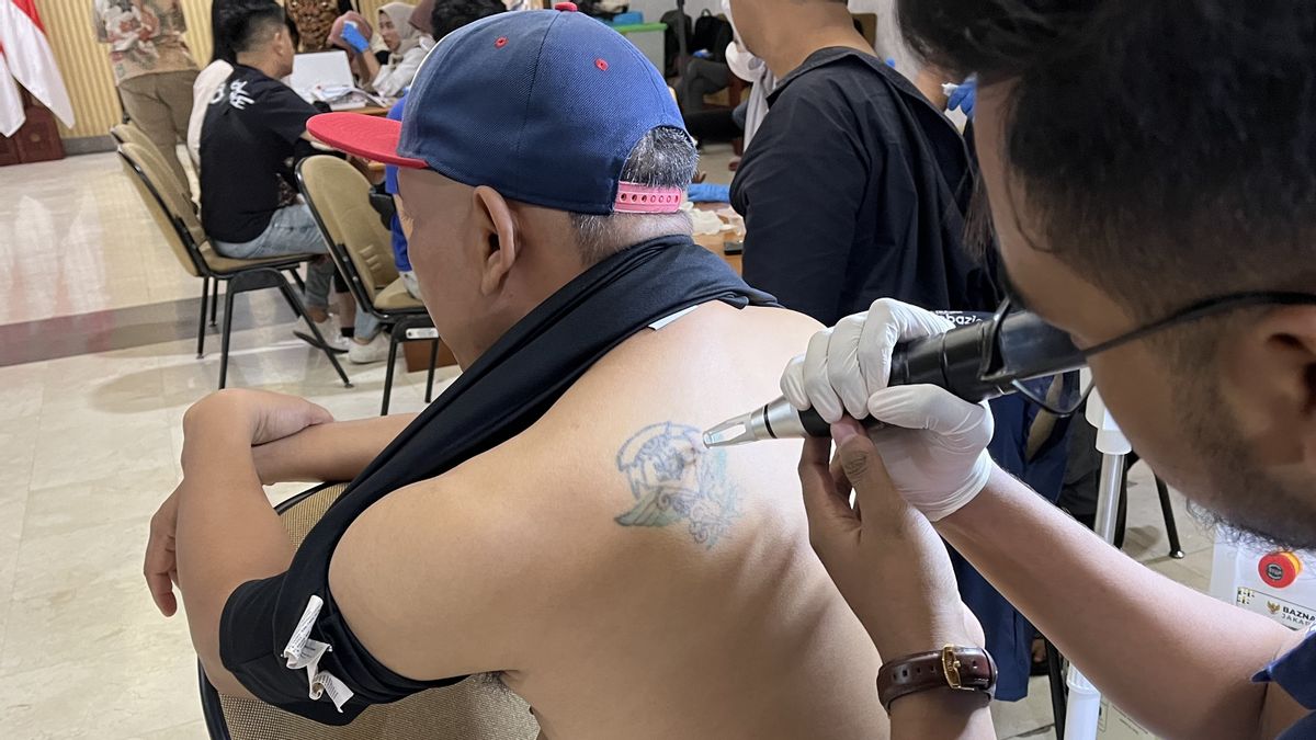 Anung Removes Tattoos For Parents To Recover From Stroke