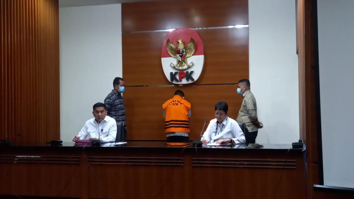 The Suspect In The Alleged Corruption Of Road Development In Bengkalis Victor Sitorus Has Been Detained By The KPK