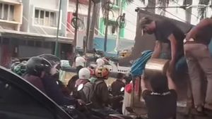 Aksi Bajing Loncat di Cakung Terekam Kamera Netizen, Curi Potongan Besi di Tengah Keramaian