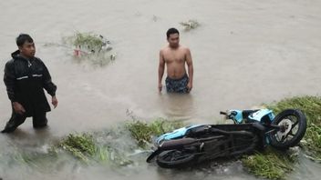 ジェンブラナバリ洪水は何百もの家を浸水させ、行方不明の女性が現在に引きずり込まれました