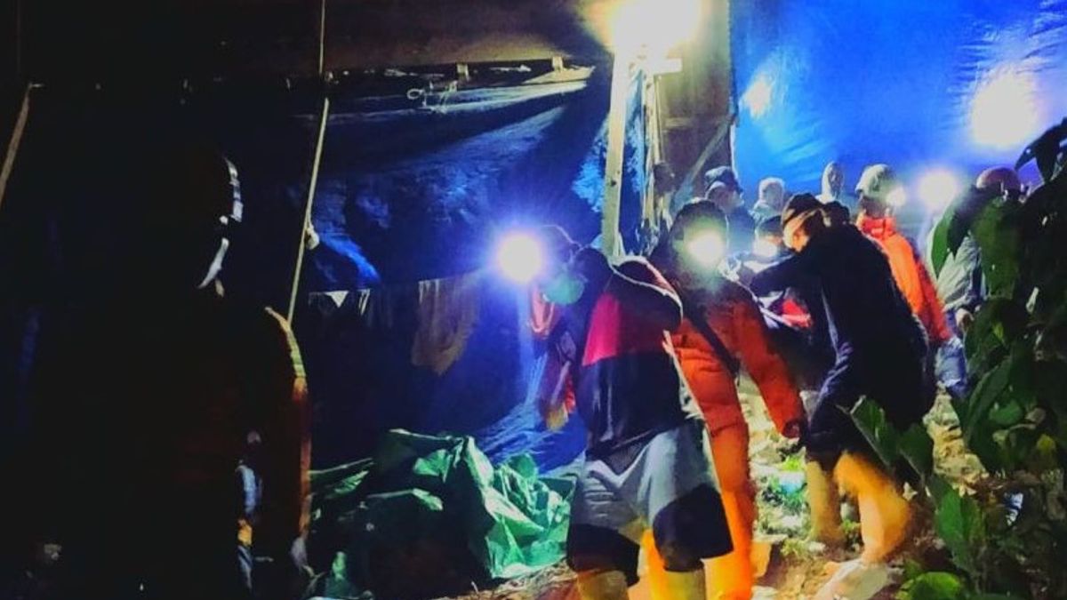 22-year-old Man Trapped In Gorontalo Gold Mining Hole Found Dead