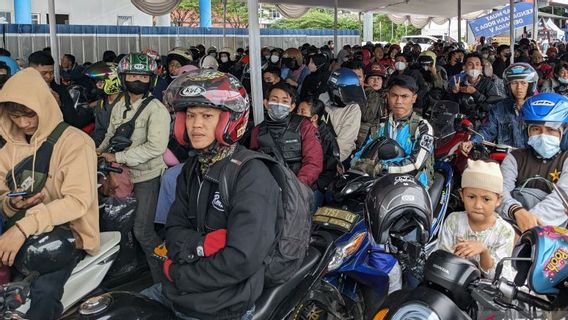 交通渋滞を避ける、孔雀港オートバイ旅行者「ブルースカン」