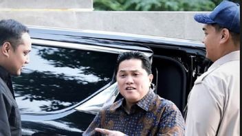 内阁改组前,前青年和体育部长迪托·阿里奥代乔(Dito Aryotedjo)在埃里克·托希尔(Erick Thohir)的合影中。