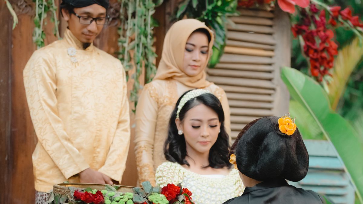 15 Javanese Indigenous Marriage Handovers That Are Often Fully Used With Meaning