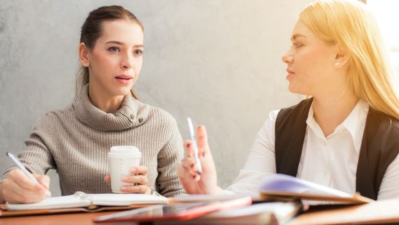 Topik yang Sebaiknya Tidak Dibicarakan dengan Teman Kantor