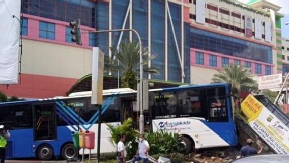 警方对在PGC撞到哨所的Transjakarta巴士司机的怀疑描述：为什么没有刹车标记