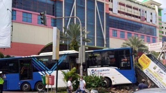 Polisi Ragu Keterangan Sopir Bus Transjakarta yang Tabrak Pos di PGC: Kok <i>Nggak</i> Ada Bekas Pengereman