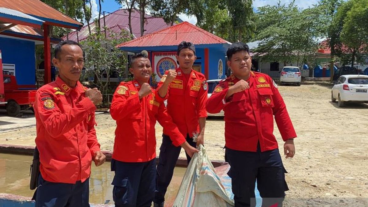 While Swallowing A Goat, A 6 Meter Long Snake Is Evacuated By Kendari Fire Department