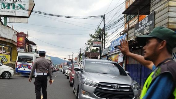 L’enlèvement du véhicule de Ciajur-Puncak à Jabodetabek infectieux, la police a été transférée à Jonggol