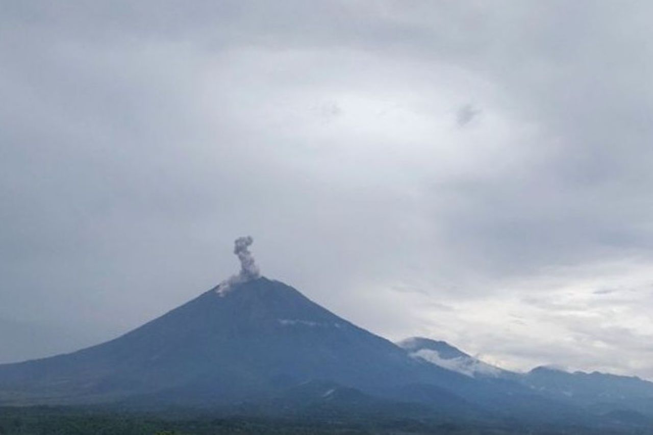 高さ1.3キロメートルのアブ柱を持つスメル山噴火