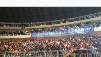 Facing Bhayangkara FC's Match Accompanied, PSIS Supporters Continue To Come To Stadium To Commemorate The Tragedy Of The Kanjuruhan Stadium