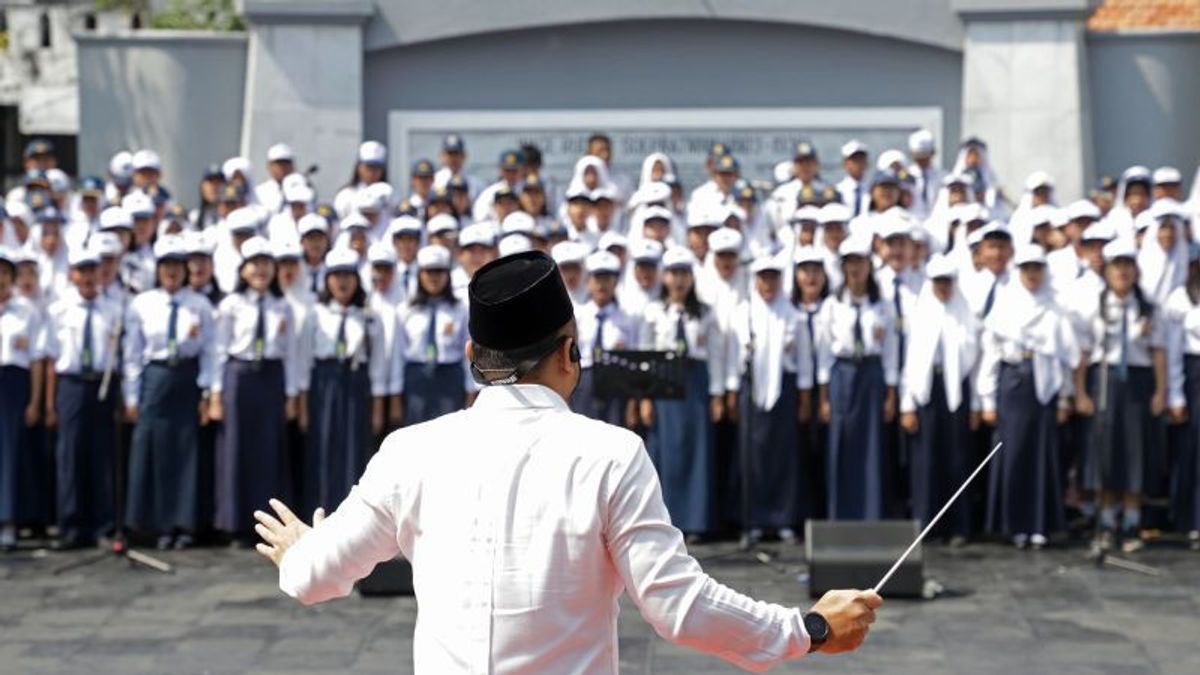 اعتبارا من 20 مارس ، يتعين على المدارس في سورابايا غناء أغنية إندونيسيا رايا كل يوم