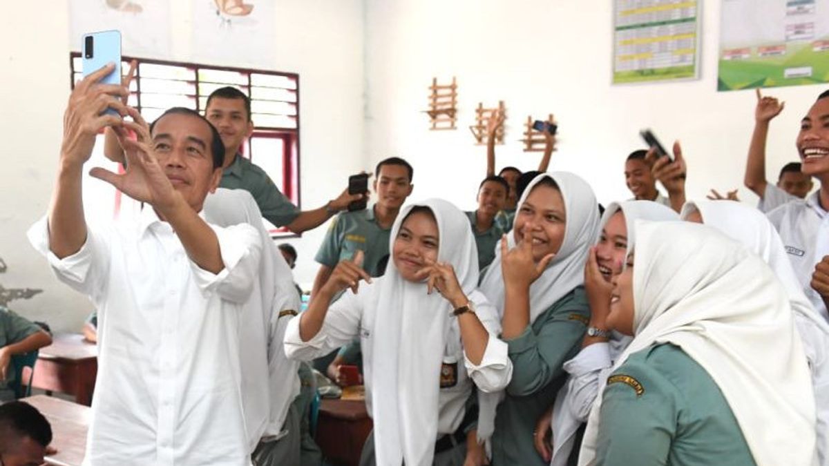 Jokowi Visits North Labuhanbatu VAT 1 Vocational School, Affirms The Practice Is Very Important