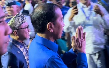 Kenakan Kemeja Biru, Presiden Jokowi Hadiri Kongres PAN