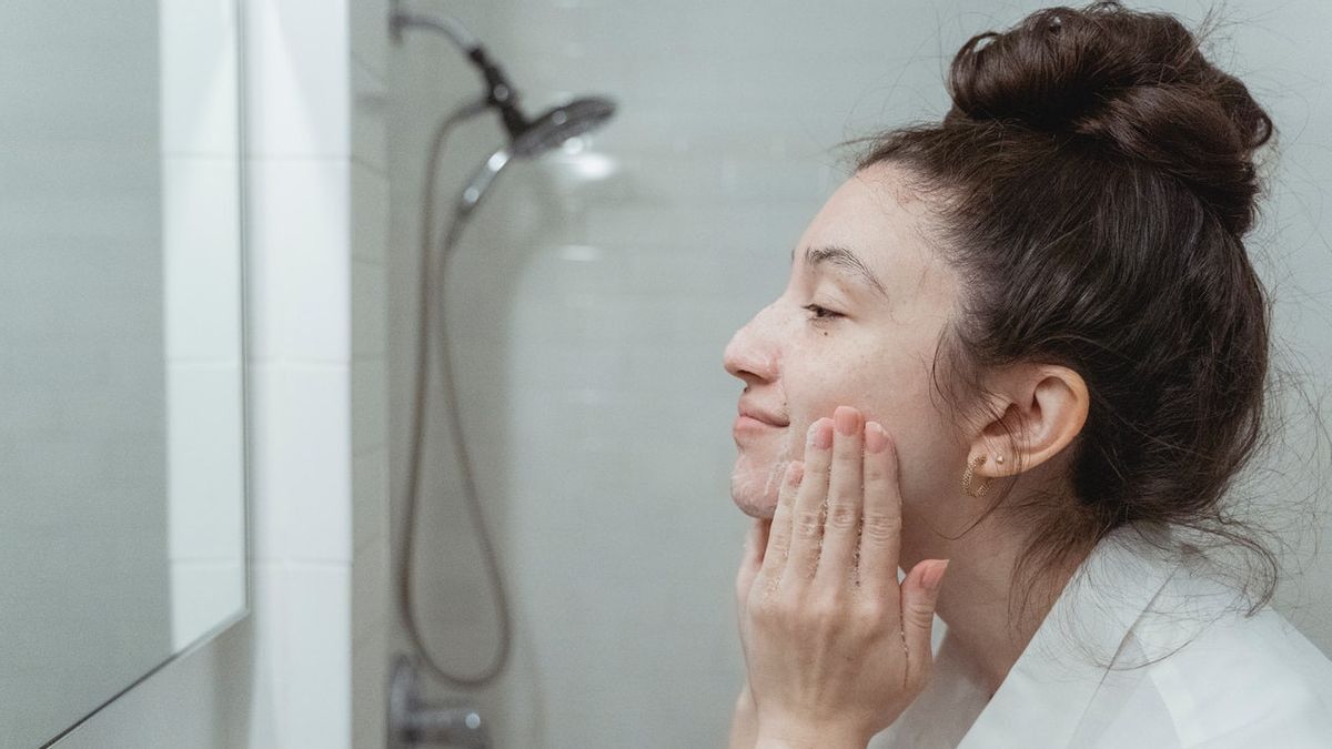 Mencuci Wajah dengan Air Hangat atau Dingin? Ini yang Lebih Baik untuk Kesehatan Kulit