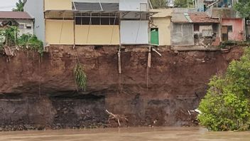 ضفة نهر كلاينغ بالقرب من منازل السكان في الانهيارات الأرضية ، طلب من الحكومة الإقليمية Purbalingga التصرف