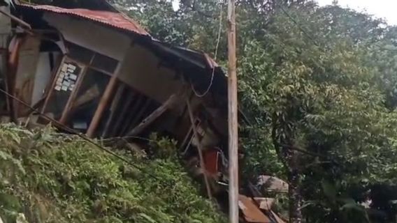 Floods Surrounded Padang City 2 Toddlers Died Buried By Landslides