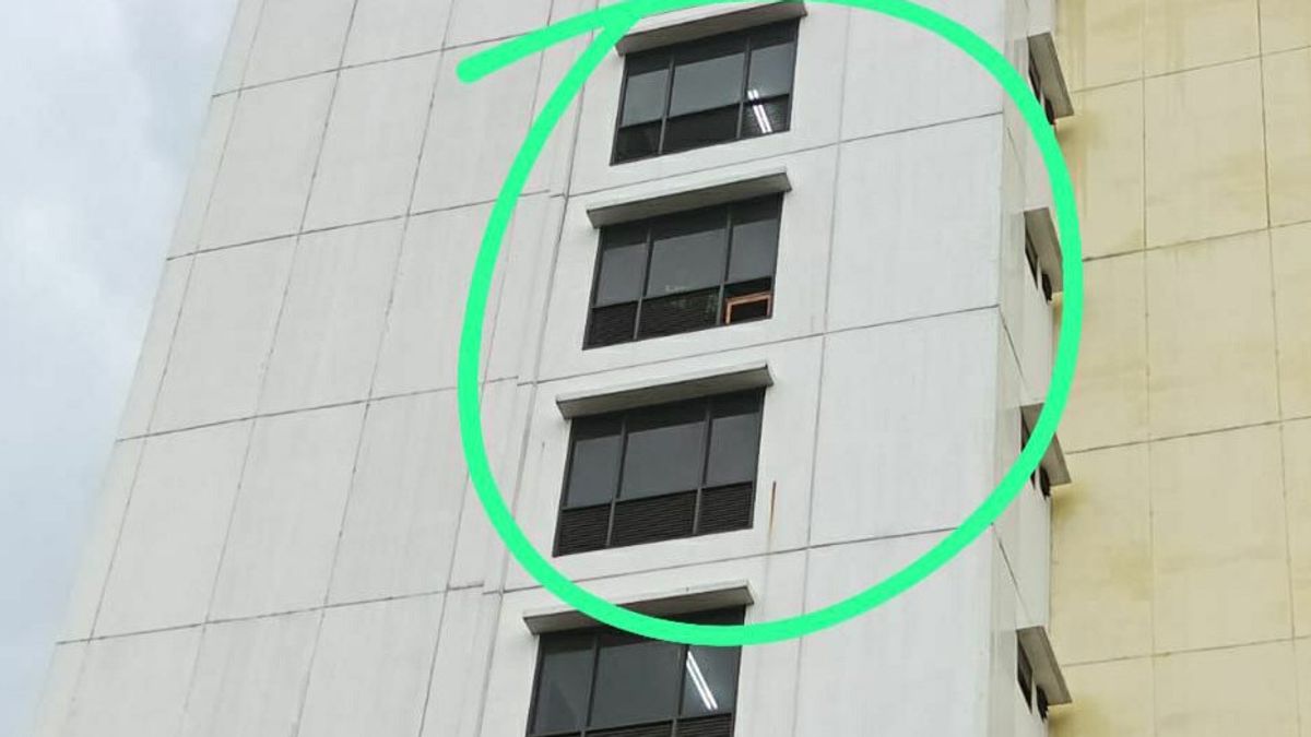 Allegedly The Buffer Of The Fragile Window, Is The Cause Of A 6-year-old Boy Falling From The 8th Floor Of Rusunawa Rawa Bebek