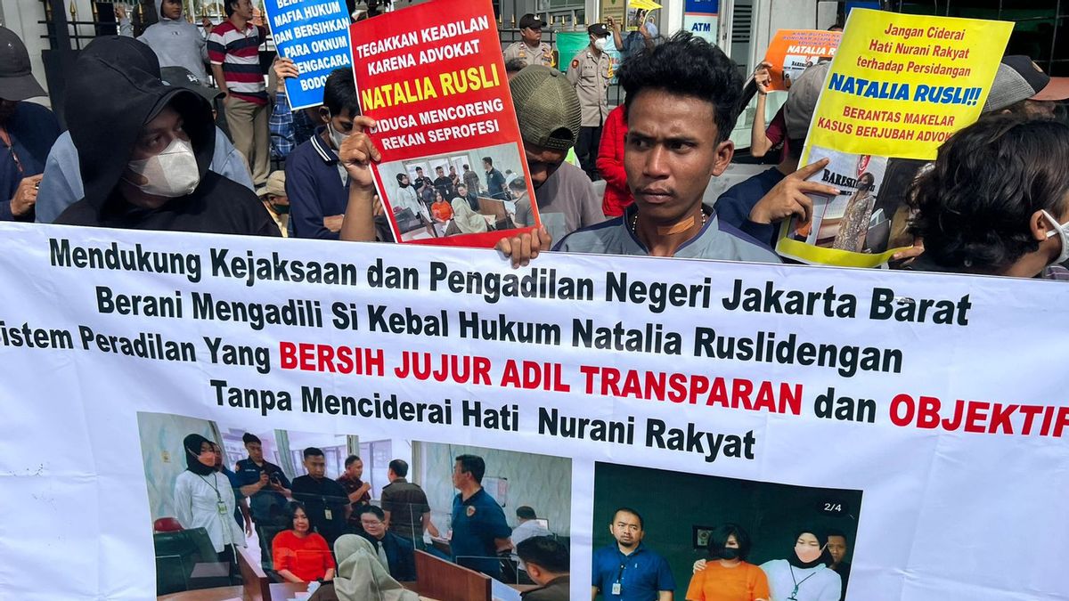 Feeling Disappointed That The Trial Of The Defendant Natalia Rusli Was Moved, The West Jakarta District Court Was Raided By The Masses