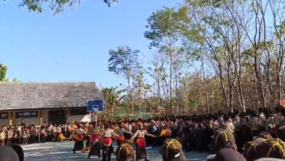 Des dizaines d’étudiants de Wonogiri tombés dans un arbre lors de cérémonie de célébrité