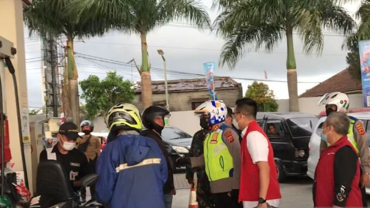 Since The Increase In Fuel, Hundreds Of Police Have Been Alerted At Gas Stations In The Sukabumi Region