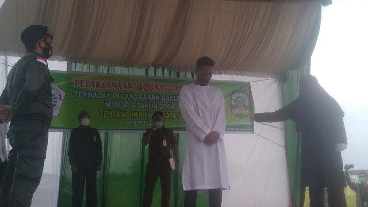 Prouvé Pour Adultère, 3 Citoyens Acehnais Caned Au Stade