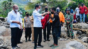 Momen Jokowi Pakaikan Jaket Merah Miliknya ke Korban Bencana NTT, Warga: Terima Kasih Pak, Sehat Selalu