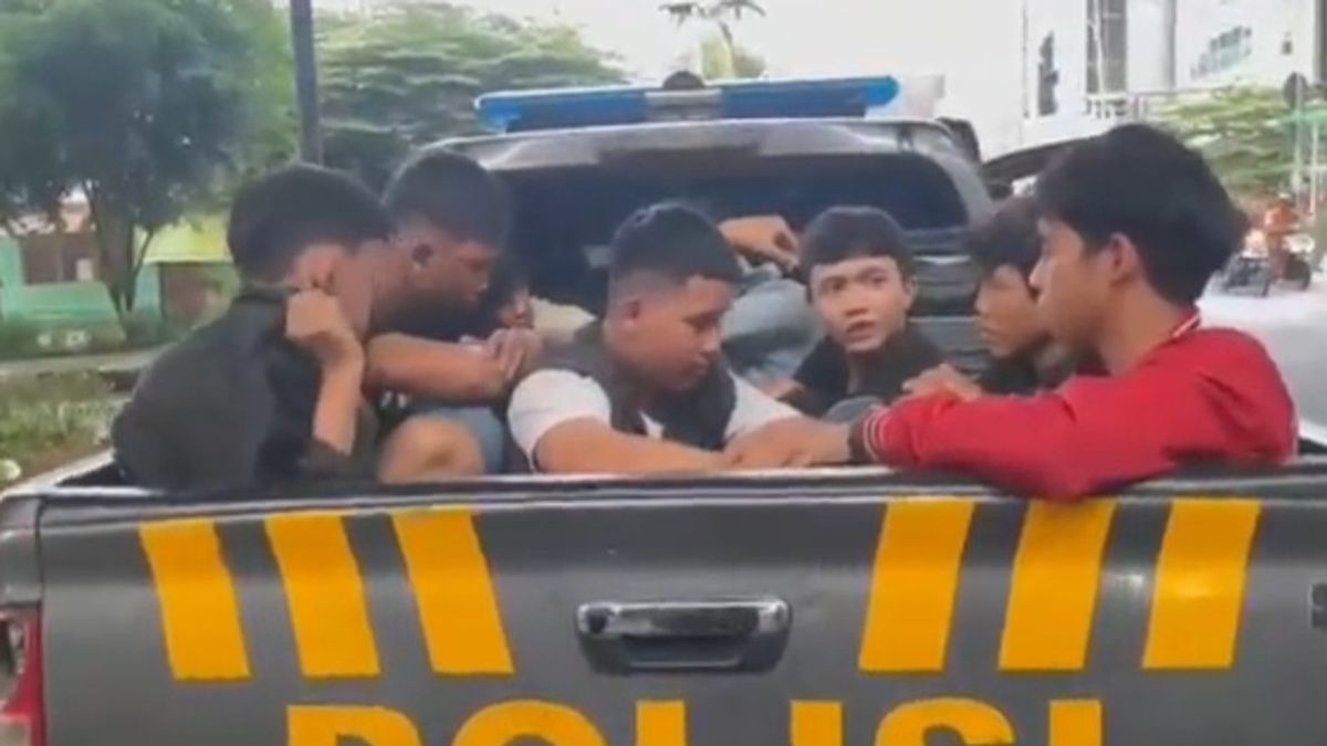 20 Remaja Bersenjata Tajam Digelandang ke Polsek Jatinegara