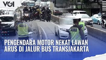 VIDEO: Hindari Razia, Pemotor Nekat Lawan Arah