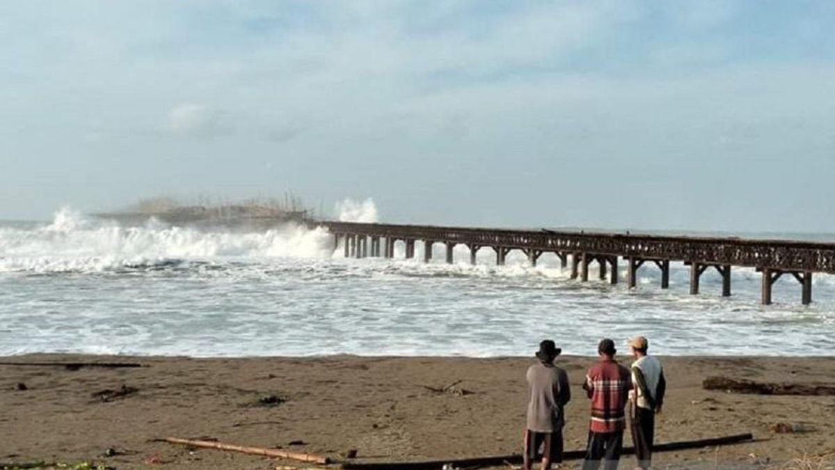 Trois pêcheurs disparus et des dizaines de personnes piégées par les vagues frappées par la Dermage Buniasih Sukabumi