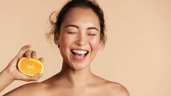 Pour rendre votre peau plus claire, Voici 5 façons sûres d’appliquer du sérum de vitamine C sur le visage